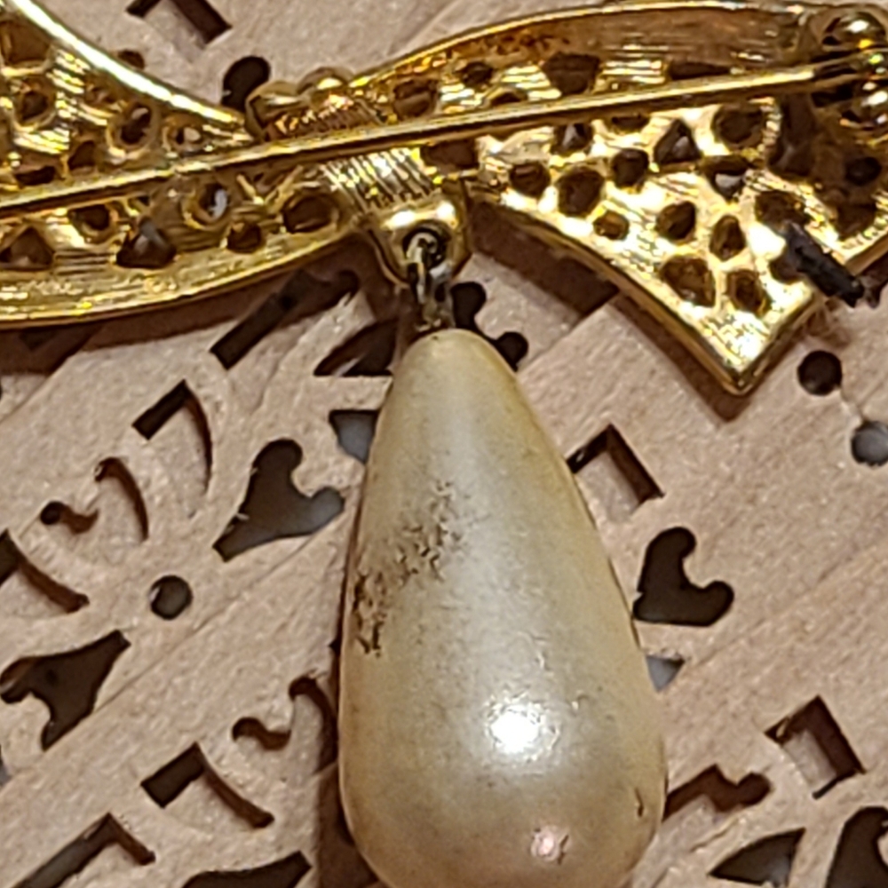 Elegant Gold and Pearl Brooch - Picture 4 of 6